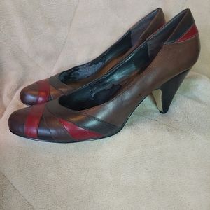 🌿 5/$25. Nine West Multi-colored Leather pump. Pre-owned. Size 8.5